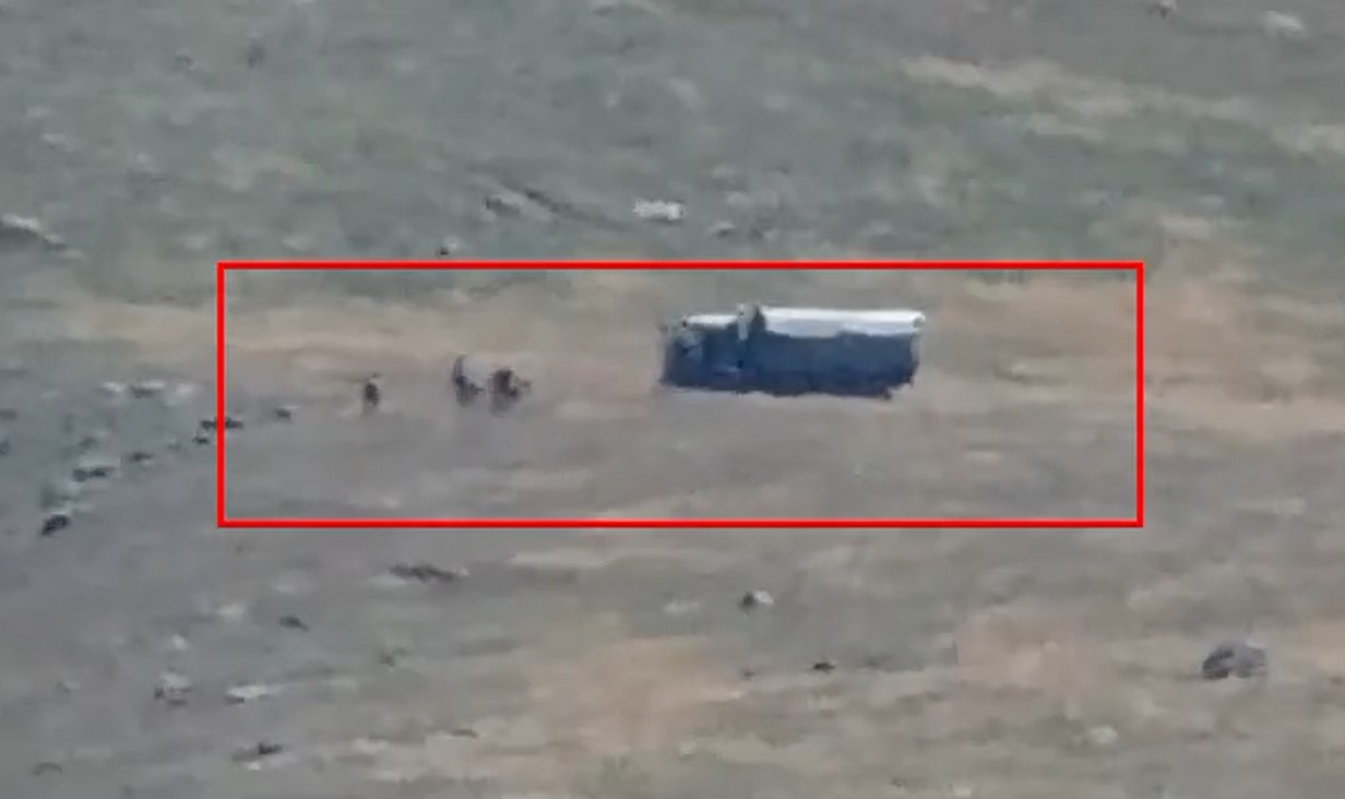 Ինչպես են Ադրբեջանի ԶՈՒ մի խումբ զինծառայողներ մոտենում ադրբեջանական կողմում հայտնված պահեստազորային Գ. Ո.-ին ու ձերբակալում նրան