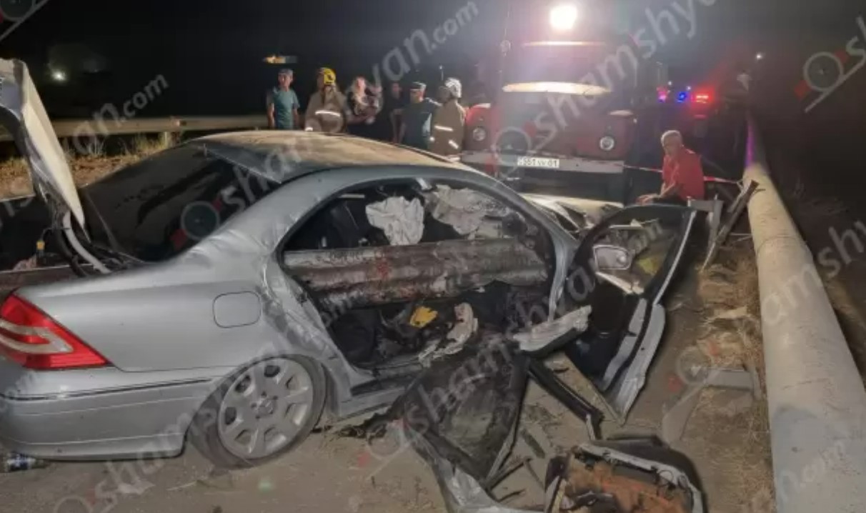 Արարատի մարզում Mercedes-ը մխրճվել է երկաթե արգելապատնեշի մեջ․ կա 1 զոհ