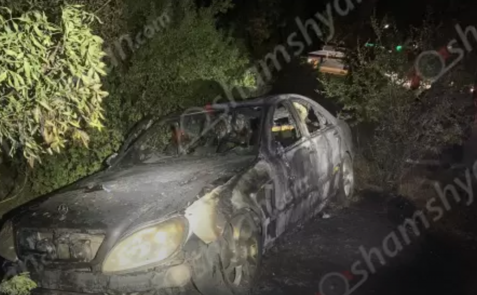 Կոտայքի մարզում Mercedes-ը դուրս է եկել երթևեկելի գոտուց, հայտնվել ծառերի մեջ և բռնկվել․ ավտոմեքենան վերածվել է մոխրակույտի