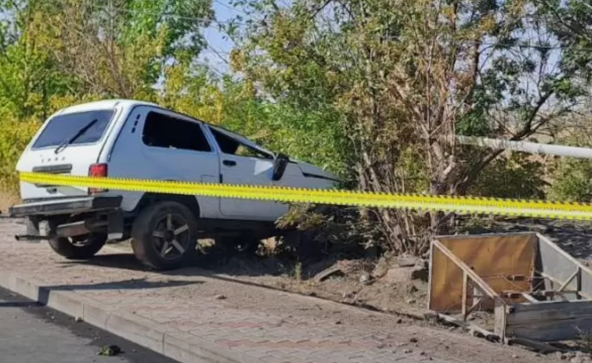 28-ամյա վարորդը Եղվարդում Нива-ով կոտրել է գազախողովակների հենասյուները, երկաթե էլեկտրասյունն ու գլխիվայր շրջվել