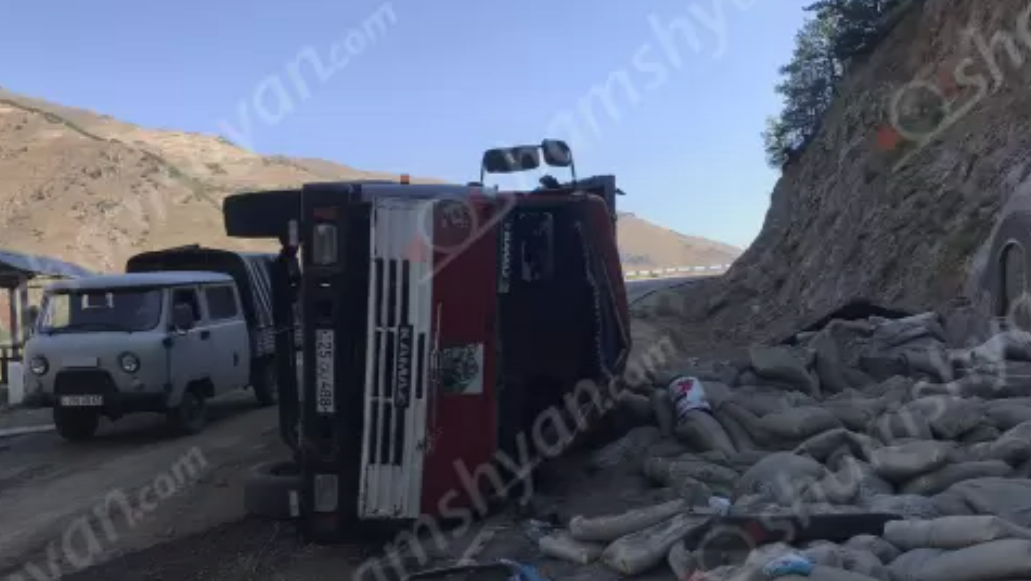 Խոշոր ավտովթար՝ Սյունիքի մարզում. 33-ամյա վարորդի մեքենան բարձրությունից ընկել և կողաշրջվել է. կա վիրավոր