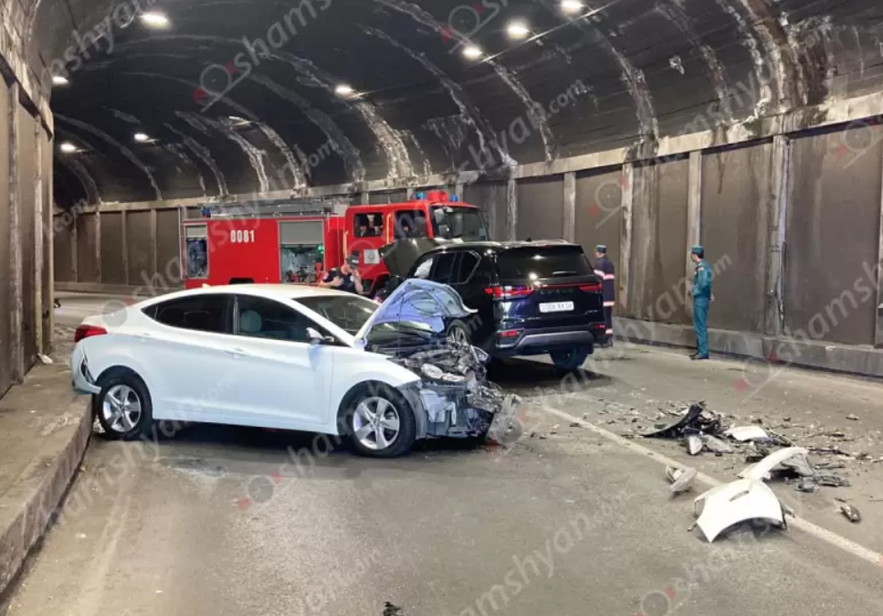 Խոշոր ավտովթար Երևանում․ «Բելաջիոյի» թունելում բախվել են Lexus-ն ու Hyundai Elantra-ն․ կա վիրավոր