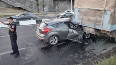 Երևանում Ford Focus-ը մխրճվել է կայանված բեռնատար «ԶԻԼ»-ի հետնամասի մեջ․ կա վիրավոր