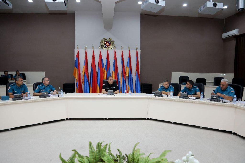 Ներքին գործերի նախարարը Փրկարար ծառայությունում անցկացրել է աշխատանքային խորհրդակցություն