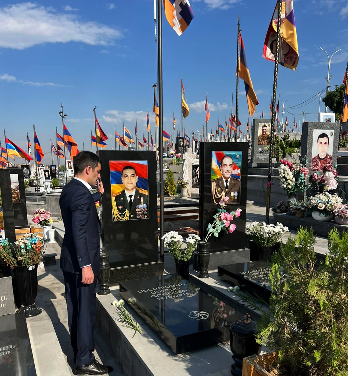 Արցախի ԱԳ նախարարը հարգանքի տուրք է մատուցել «Եռաբլուր» զինվորական պանթեոնում