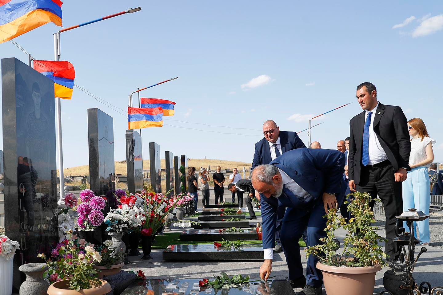 Փաշինյանը Արթիկում հարգանքի տուրք է մատուցել հանուն Հայրենիքի կյանքը նվիրաբերած հերոսների հիշատակին