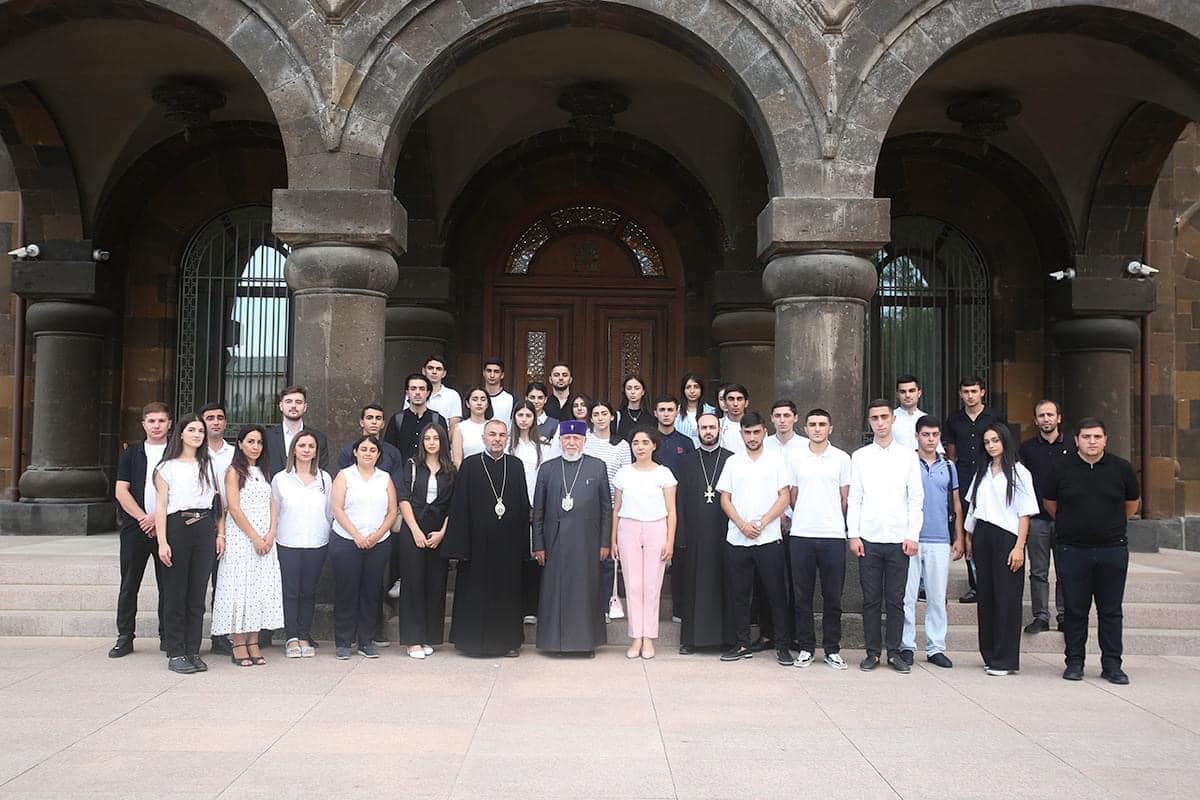 Ամենայն Հայոց Կաթողիկոսն ընդունել է արցախցի երիտասարդներին