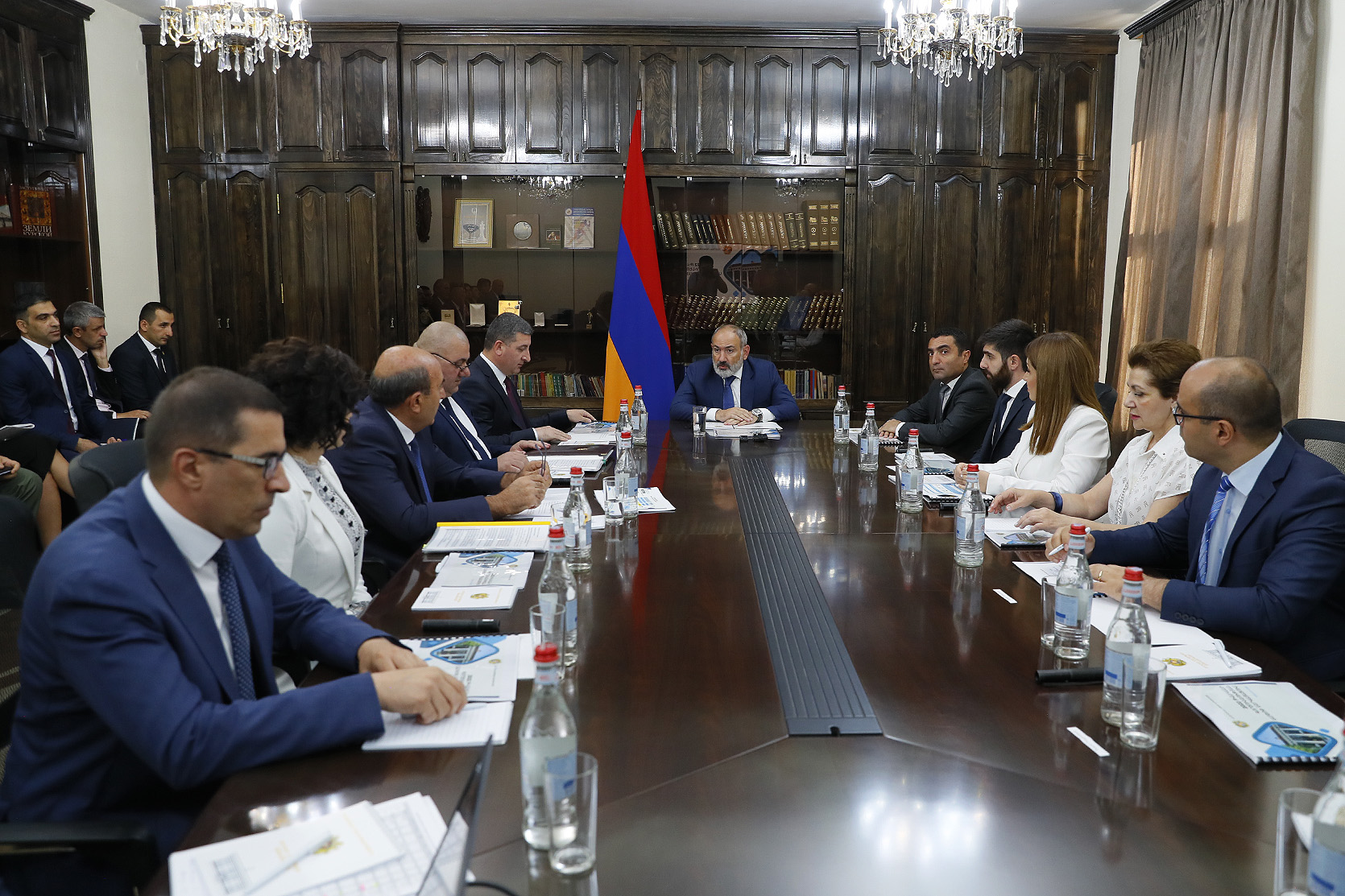 Վարչապետին են ներկայացվել Շիրակի մարզպետի աշխատակազմի 2022թ. աշխատանքային գործունեության հաշվետվությունն ու ընթացիկ ծրագրերը