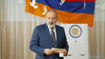 Վարչապետը տիկնոջ հետ քվեարկել է թիվ 8/16 ընտրատեղամասում