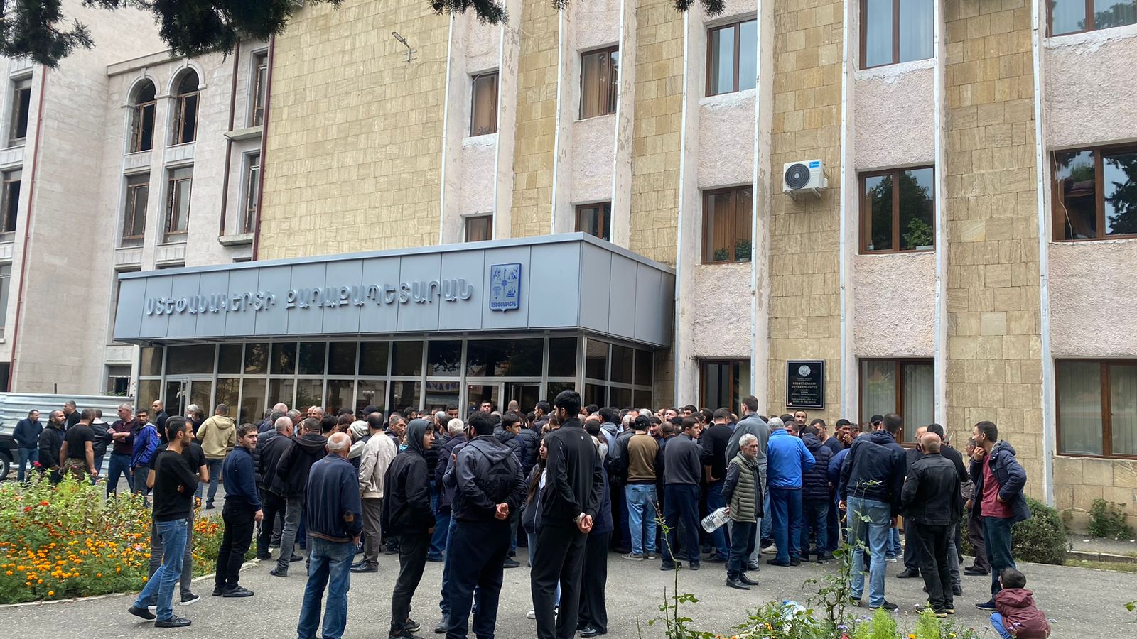 Ստեփանակերտի բոլոր փողոցները լցված են տեղահանվածներով՝ սոված, վախեցած, անորոշության մեջ. Արցախի ՄԻՊ