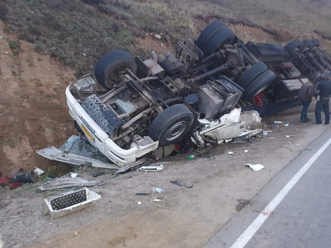Քաջարան-Մեղրի ավտոճանապարհին բեռնատարը կողաշրջվել է. կա զոհ