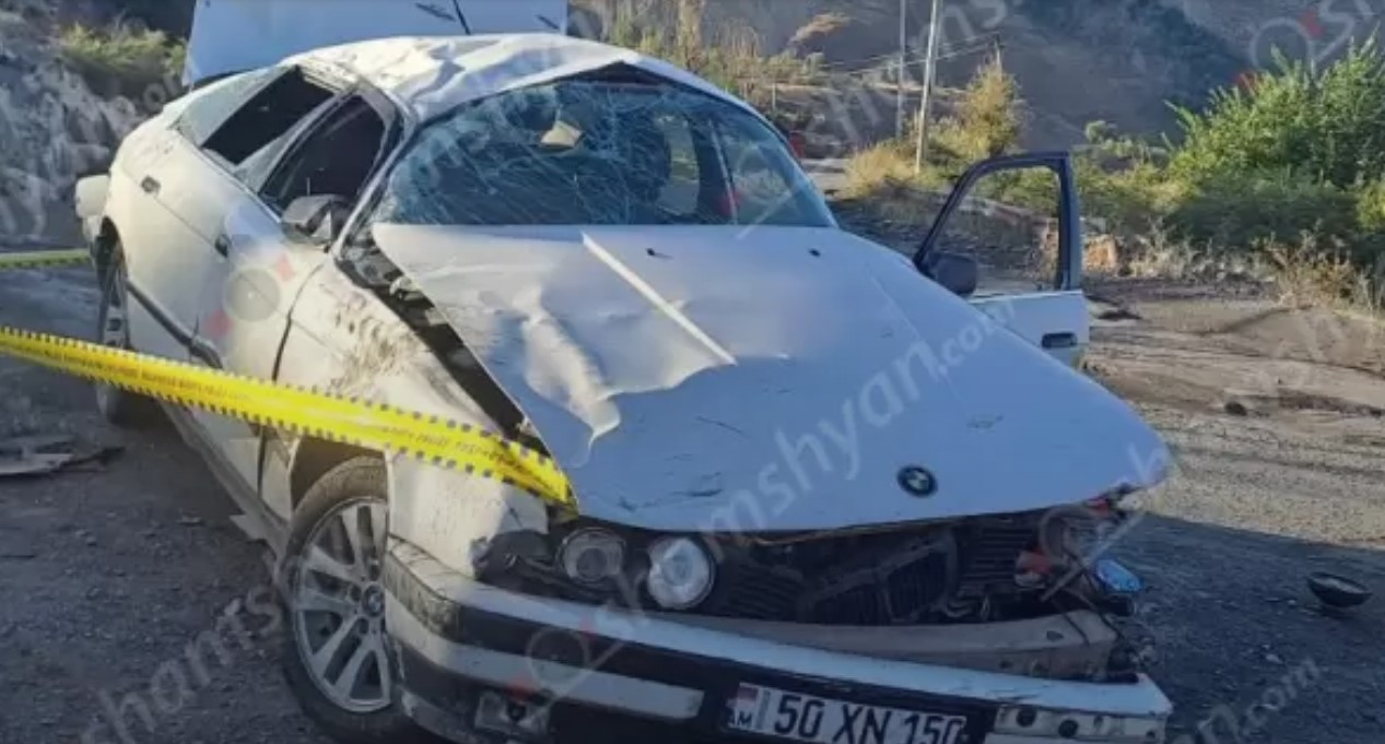 Խոշոր ավտովթար՝ Կոտայքի մարզում. BMW-ն բախվել է երկաթե արգելապատնեշներին և գլխիվայր շրջվել