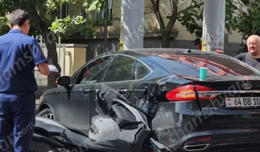 Երևանում բախվել են Ford Fusion-ն ու մոպեդը