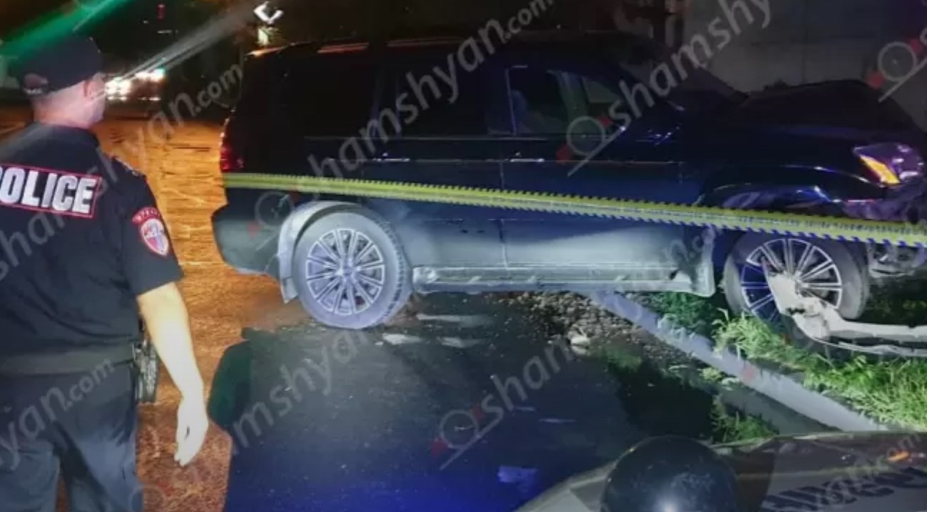 Lexus-ը բախվել է ծառին․ կա վիրավոր