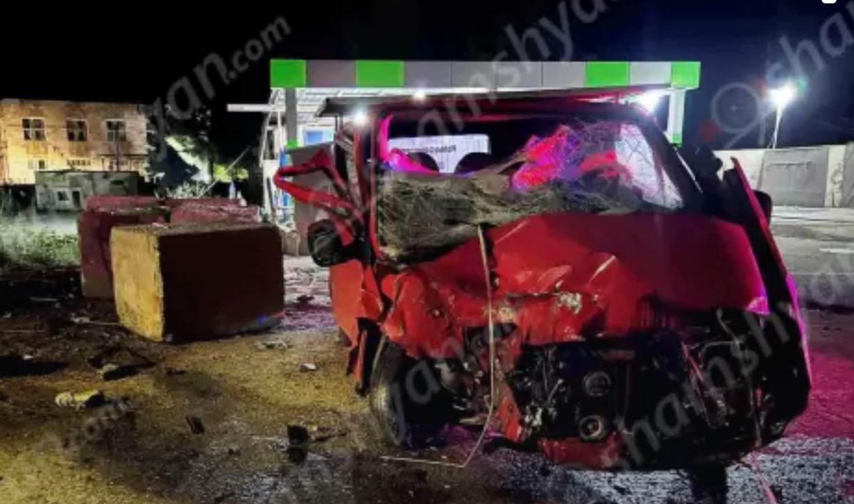 Սյունիքի մարզում Ford Transit-ը բախվել է բետոնե պատնեշին. կա 1 զոհ, 1 վիրավոր