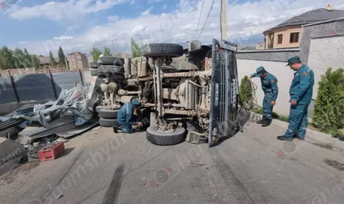 Ավազով բարձված КАМАЗ-ը բախվել է բետոնե սյուներին և կողաշրջվել․ կա վիրավոր