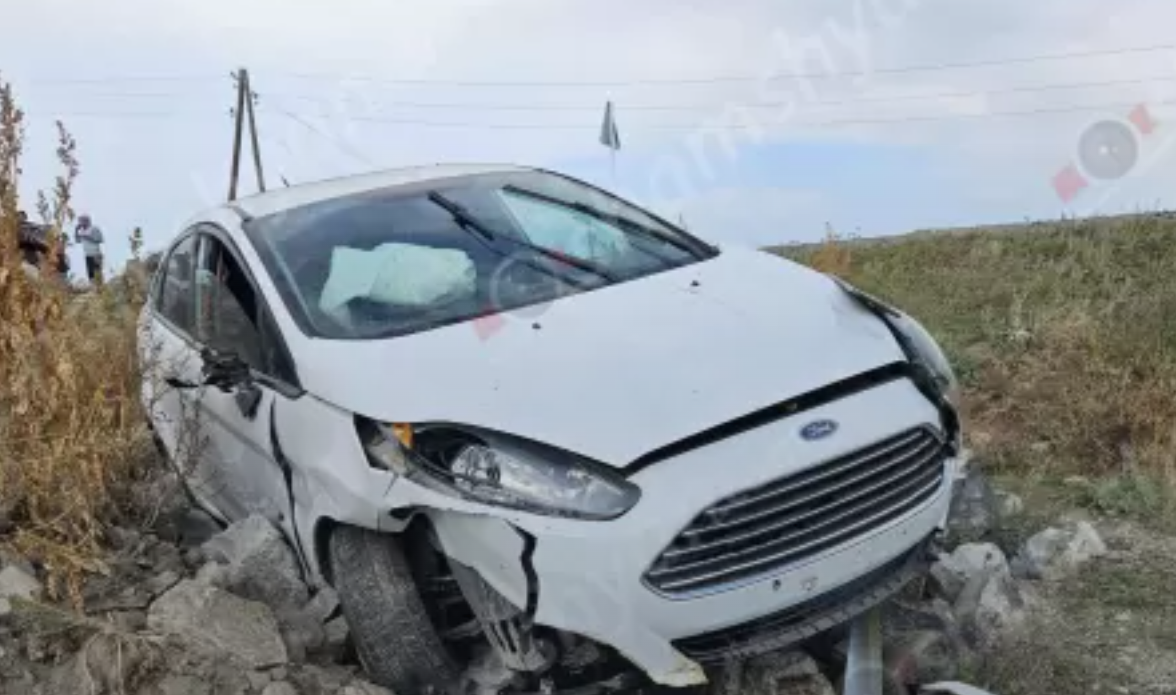 Գեղարքունիքի մարզում Ford Fiesta-ն բախվել է քարերին և հայտնվել դաշտում. կան տուժածներ