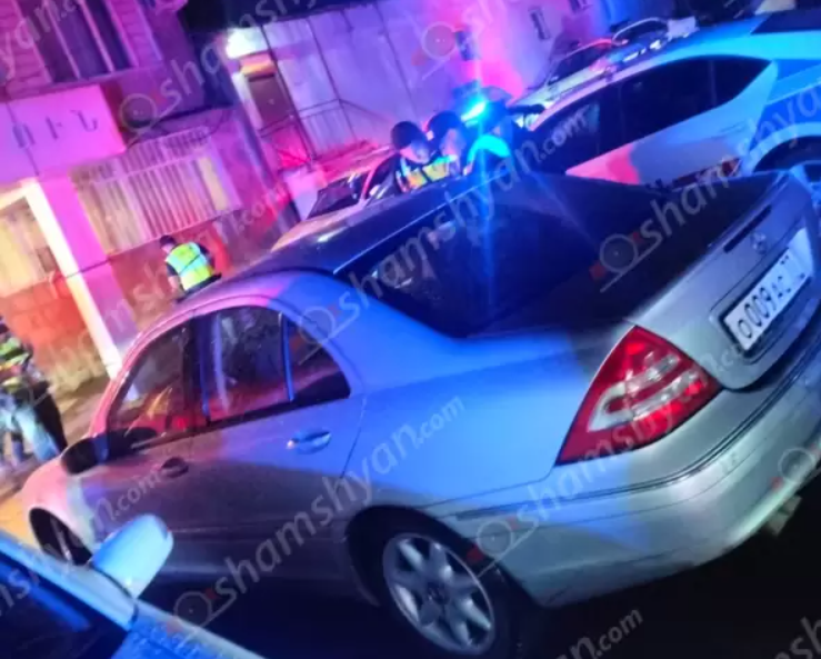 Mercedes-ի վարորդը դիմել է փախուստի՝ ընթացքում նետելով կասկածելի իր