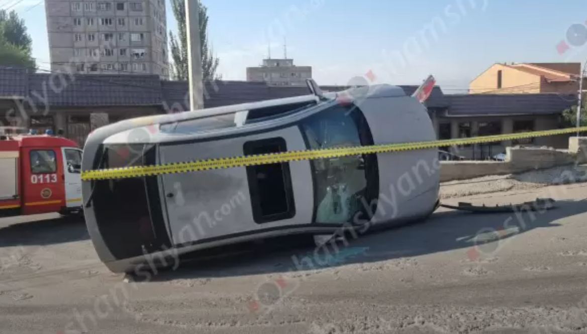 Ավտովթար Կոտայքի մարզում. Opel-ը բախվել է երթևեկությունը կարգավորող ցուցանակին և կողաշրջվել