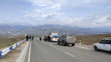 Ստեփանակերտ-Գորիս մայրուղու ծանրաբեռնված վիճակի ու խցանումների պատճառով հնարավոր չէ կազմակերպել ծանր ու ծայրահեղ ծանր վիրավորների տեղափոխում