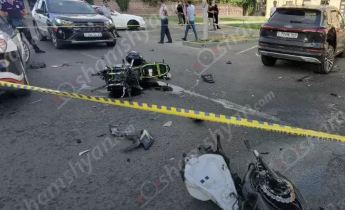 «Գյումրի» հյուրանոցի դիմաց բախվել են Audi e-tron-ն ու Kawasaki մոտոցիկլը. 24-ամյա մոտոցիկլավարը հիվանդանոցում մահացել է