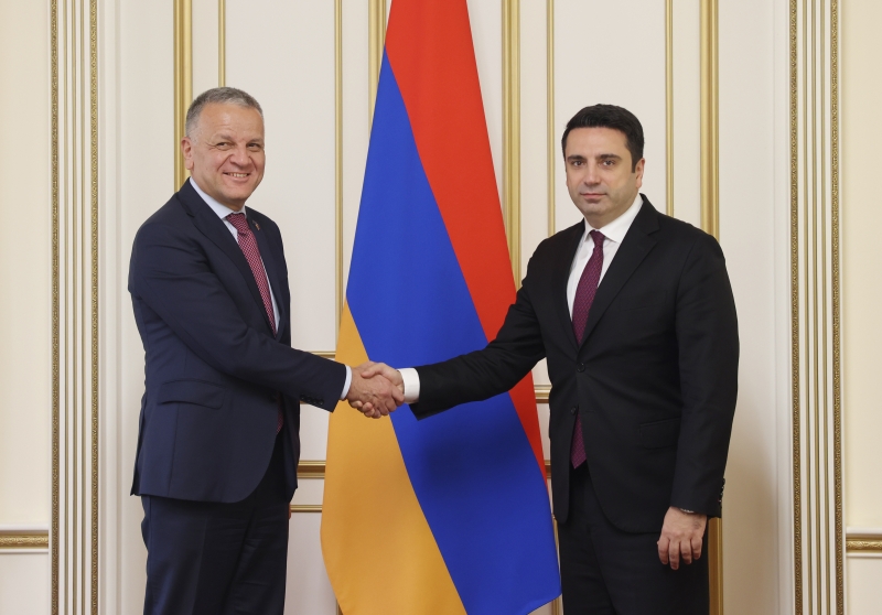 Իրավիճակը ծայրահեղ ծանր է Հայաստանի և հայ ժողովրդի համար. ՀՀ-ում ԵՄ պատվիրակության ղեկավարը՝ Ալեն Սիմոնյանին