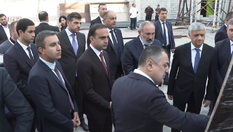 Նիկոլ Փաշինյանը Երևանում շրջայցի ընթացքում ծանոթանում է իրականացվող ծրագրերի ընթացքին