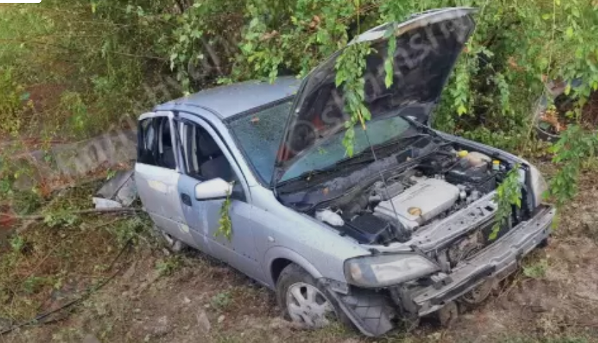 Արարատի մարզում Opel Astra-ն դուրս է եկել երթևեկելի գոտուց և կողաշրջված հայտնվել է դաշտում. 3 վիրավորներից 2-ը եղբայրներ են