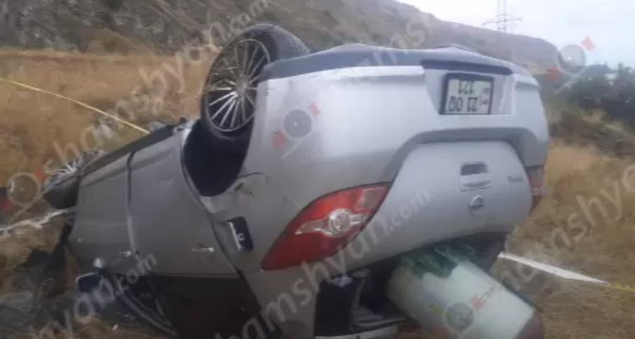 Ծովագյուղ-Վարդենիս ճանապարհին Nissan-ը գլխիվայր հայտնվել է դաշտում. կան վիրավորներ