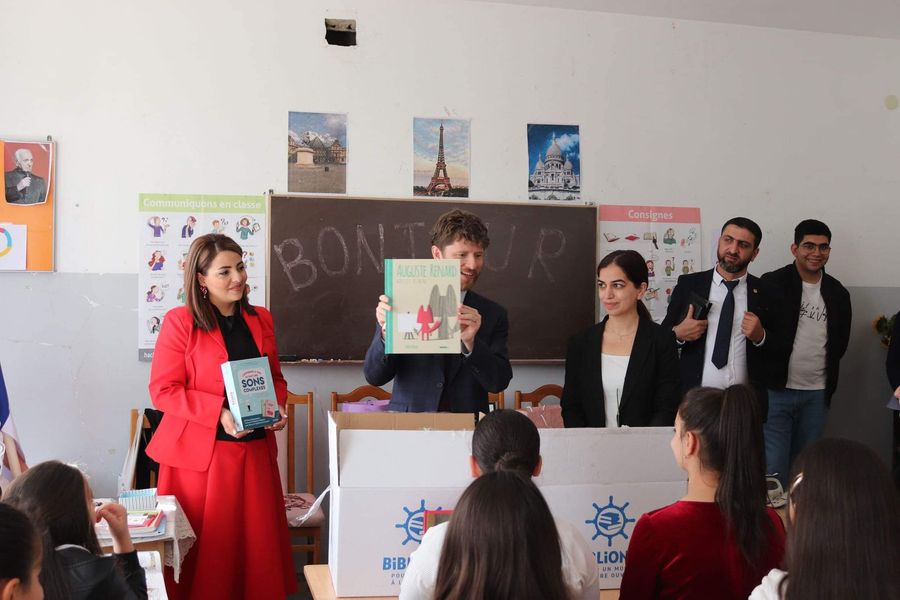 Ֆրանսիայի դեսպանն այցելել է Արարատի մարզի Շահումյան գյուղի միջնակարգ դպրոց