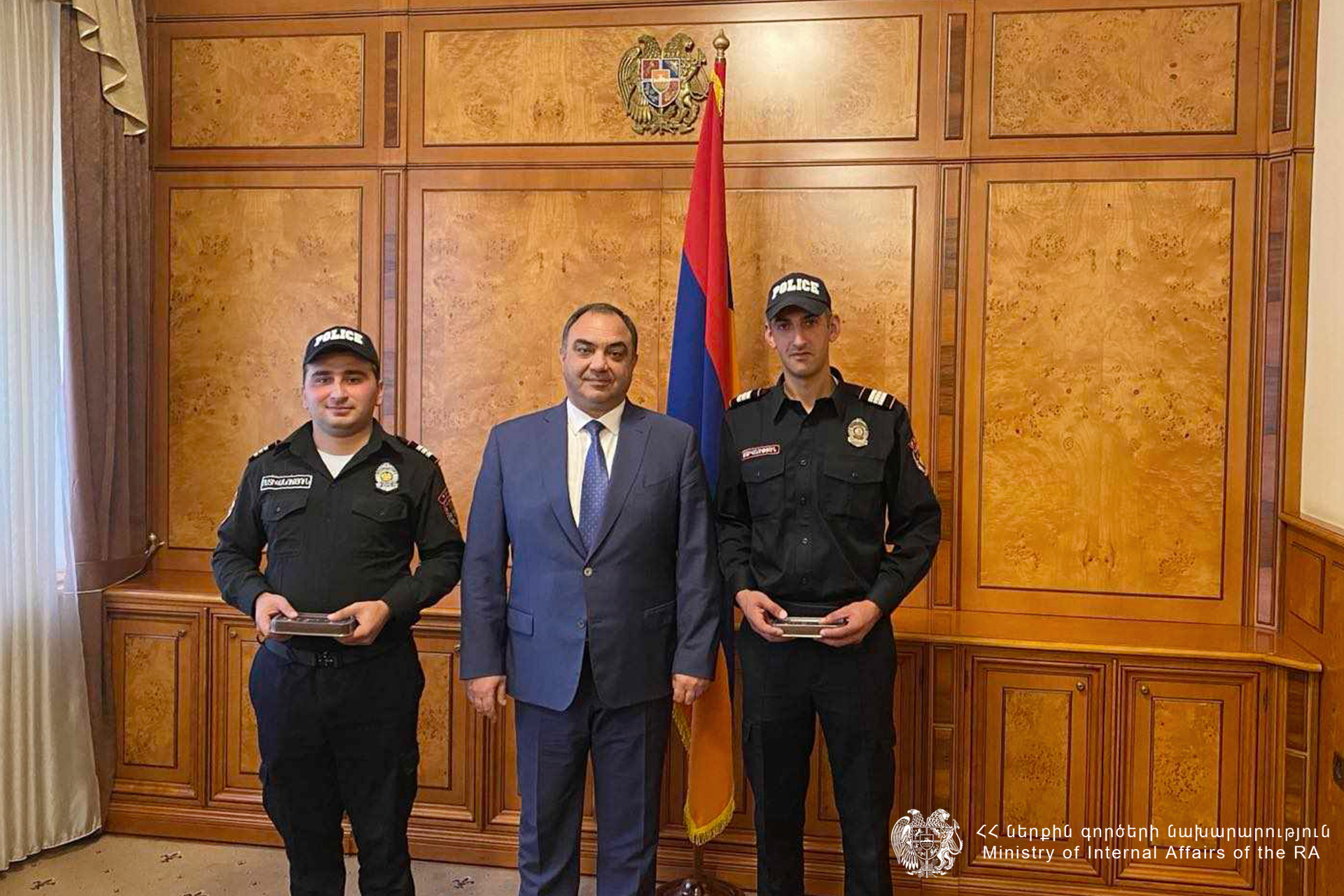 ՆԳ նախարարը մի խումբ պարեկների հանձնել է սպայական առաջին՝ ոստիկանության լեյտենանտի կոչումներ 