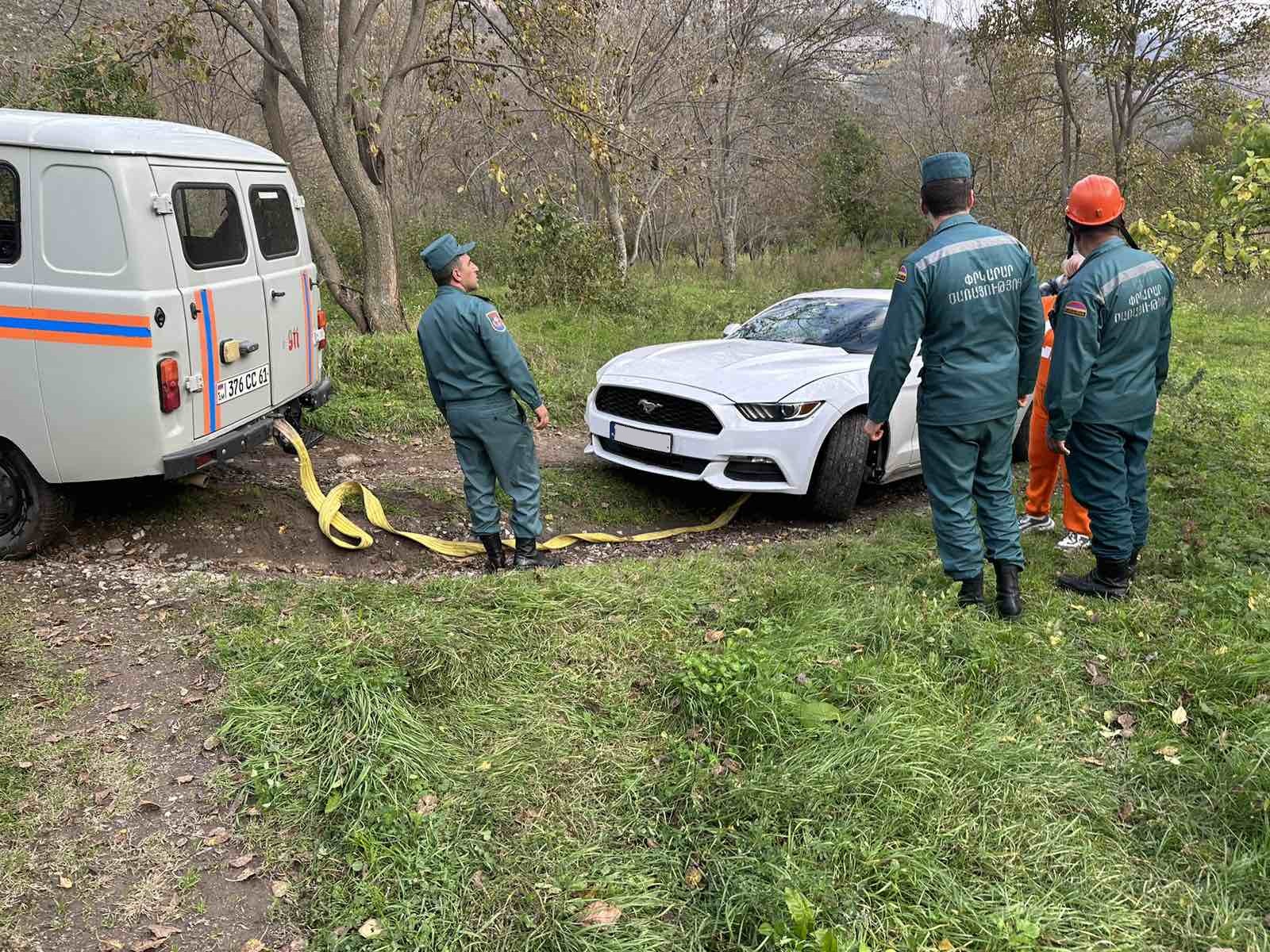 Հալիձոր գյուղի մոտակայքում ավտոմեքենան արգելափակվել է քարերի մեջ