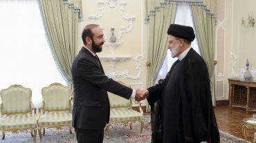 Արարատ Միրզոյանը հանդիպել է Իրանի նախագահի հետ