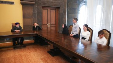 Ամենայն Հայոց Կաթողիկոսն ընդունել է Ղազարավանի Սուրբ Նարեկ մենաստանի քույրերին և հարակից գյուղերի տարբեր դասարանների դպրոցական աշակերտներին