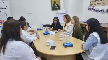 Կապան կատարած այցի ընթացքում ՀՀ-ում ԱՄՆ դեսպան Քրիստինա Քվինը զրուցել է ԼՂ-ից տեղահանված անձանց հետ