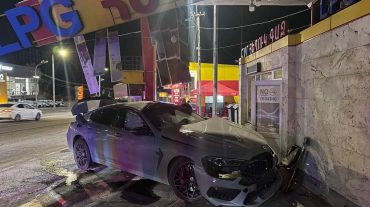 «BMW»-ն դուրս է եկել ճանապարհի երթևեկելի գոտուց և բախվել հեղուկ գազի լիցքավորման կայանին