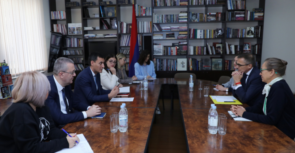 Միգրացիայի և փախստականների հարցերով ԵԽ ներկայացուցչի հետ քննարկվել են ԼՂ-ից բռնի տեղահանված երեխաների կրթության հարցերը