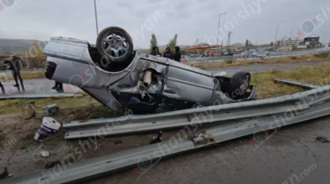 Աշտարակի կամրջի մոտ Mercedes-ը բախվել է երկաթե արգելապատնեշներին ու գլխիվայր շրջվել