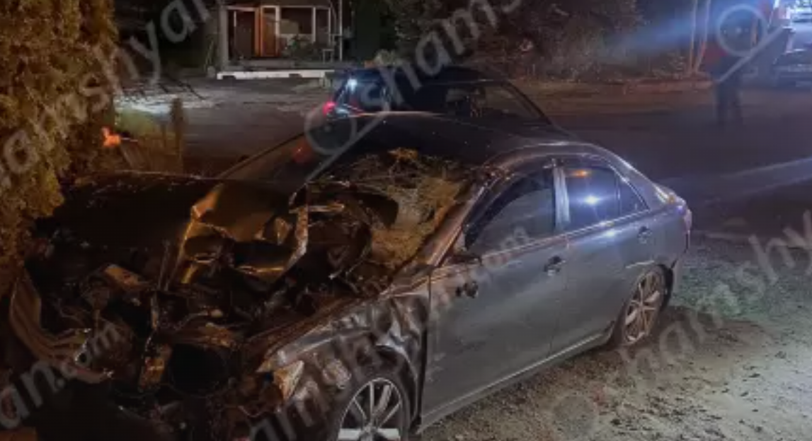 Մյասնիկյան պողոտայում բախվել են 2 Opel-ները և JCB տրակտորը