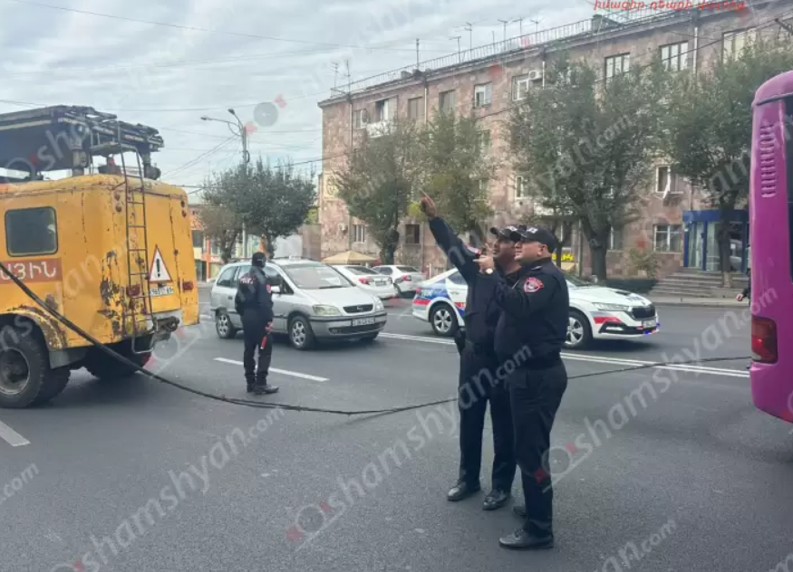 Կոմիտասում տրոլեյբուսի էլեկտրալարերը պոկվել ու կախվել են ճանապարհին