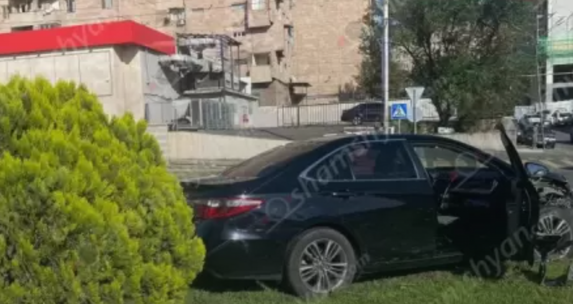 Երևանում Toyota-ն վրաերթի է ենթարկել 5 հետիոտնի և հայտնվել կանաչ գազոնում. վիրավորներից 3-ը երեխաներ են