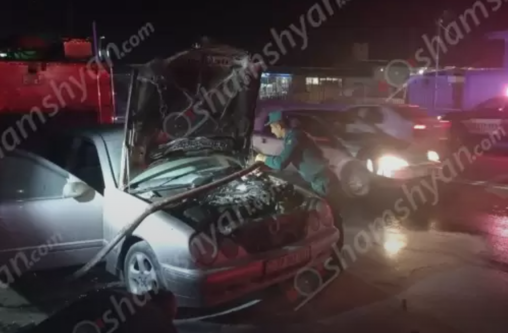 Արտակարգ դեպք՝ Կոտայքի մարզում. Mercedes-ում բռնկված հրդեհի դեմ մինչ հրշեջների ժամանումը պայքարել են քաղաքացիները
