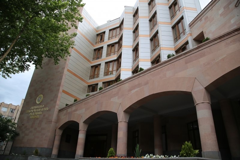Երևան քաղաքի 31-ամյա բնակիչը, ձեռքերով, ոտքերով բազմաթիվ հարվածներ է հասցրել 24-ամյա կնոջը, լուծիչ նյութ է լցրել նրա վրա և այրել. նա կալանավորվել է