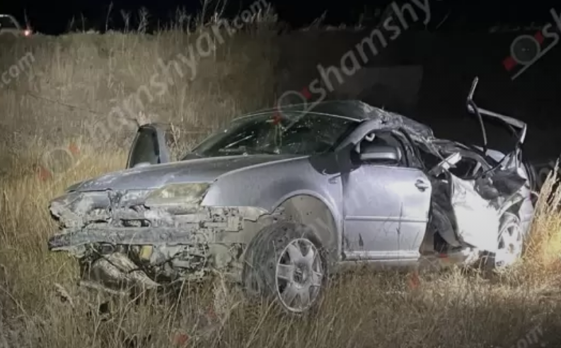 Խոշոր ավտովթար Շիրակի մարզում. Volkswagen-ը դուրս է եկել ճանապարհի երթևեկելի գոտուց, բախվել էլեկտրասյանը, կոտրել այն և մի քանի պտույտ շրջվելով՝ գլխիվայր հայտնվել է դաշտում