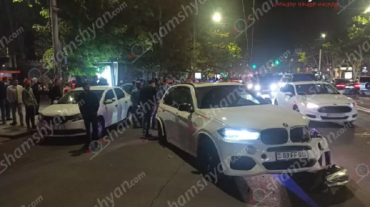 Շղթայական ավտովթար Երևանում. BMW X5-ը Մաշտոցի պողոտայում բախվել է Toyota Vits, Mercedes և երկու Toyota Corolla մակնիշի ավտոմեքենաների