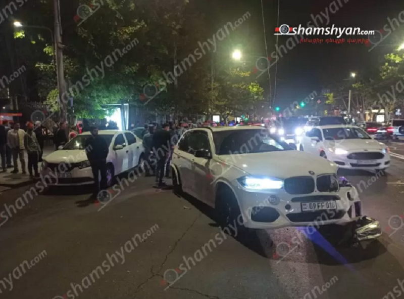 Շղթայական ավտովթար Երևանում. BMW X5-ը Մաշտոցի պողոտայում բախվել է Toyota Vits, Mercedes և երկու Toyota Corolla մակնիշի ավտոմեքենաների