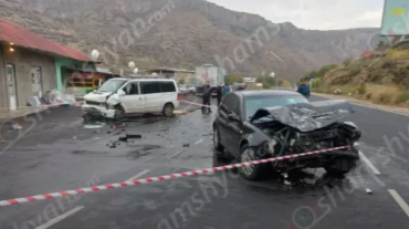 Երևան-Երասխ-Մեղրի ավտոճանապարհին բախվել Mercedes Vito-ն և Volkswagen Golf-ը. կա 1 զոհ, 3 վիրավորներից 2-ը երեխաներ են