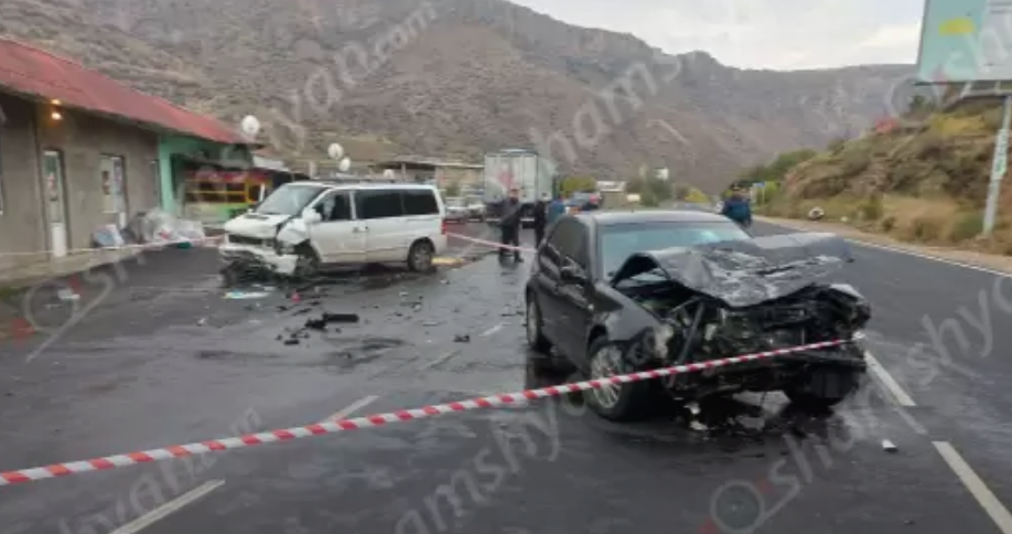 Երևան-Երասխ-Մեղրի ավտոճանապարհին բախվել Mercedes Vito-ն և Volkswagen Golf-ը. կա 1 զոհ, 3 վիրավորներից 2-ը երեխաներ են