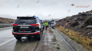 Toyota-ն Աշտարակի կամրջի վերջնամասում բախվել է քարերին և հայտնվել երթևեկելի գոտուց դուրս