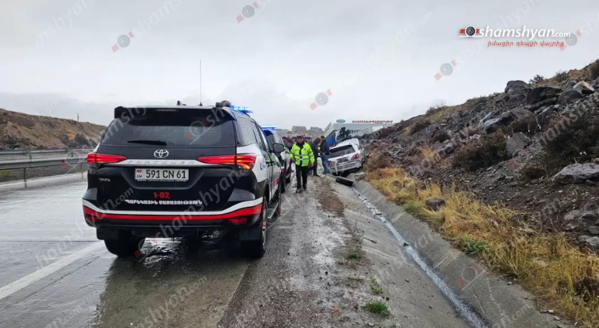Toyota-ն Աշտարակի կամրջի վերջնամասում բախվել է քարերին և հայտնվել երթևեկելի գոտուց դուրս